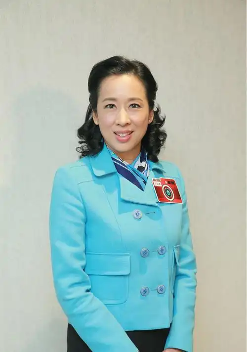 朱玲玲不愧是最美港姐,虽然已经上了年纪,但穿搭不输当红小花