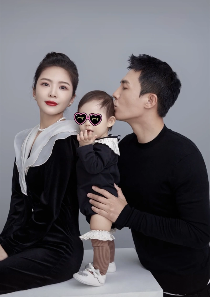 杜淳一家三口拍写真!夫妻同框如两代人,女儿皮肤白皙超可爱