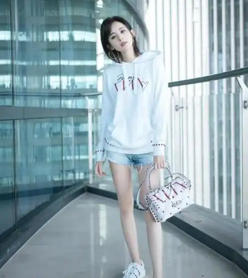 "夜明珠"的牛仔短裤搭配白色卫衣,古力娜扎再度展现颜值巅峰!