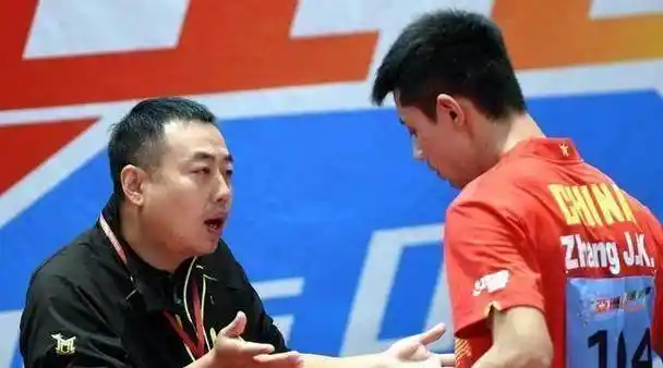 张继科作为二单在首盘出战,对手是14岁小将向鹏,身高1米65,体重仅60