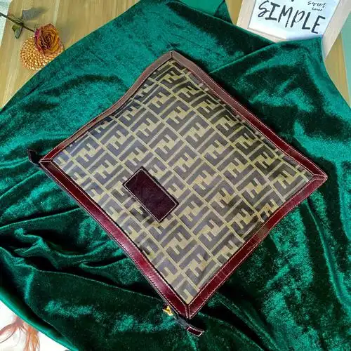 fendi老花手拿包方形经典款式