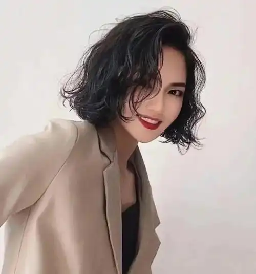 齐脸短发烫发造型,时髦又洋气,矮