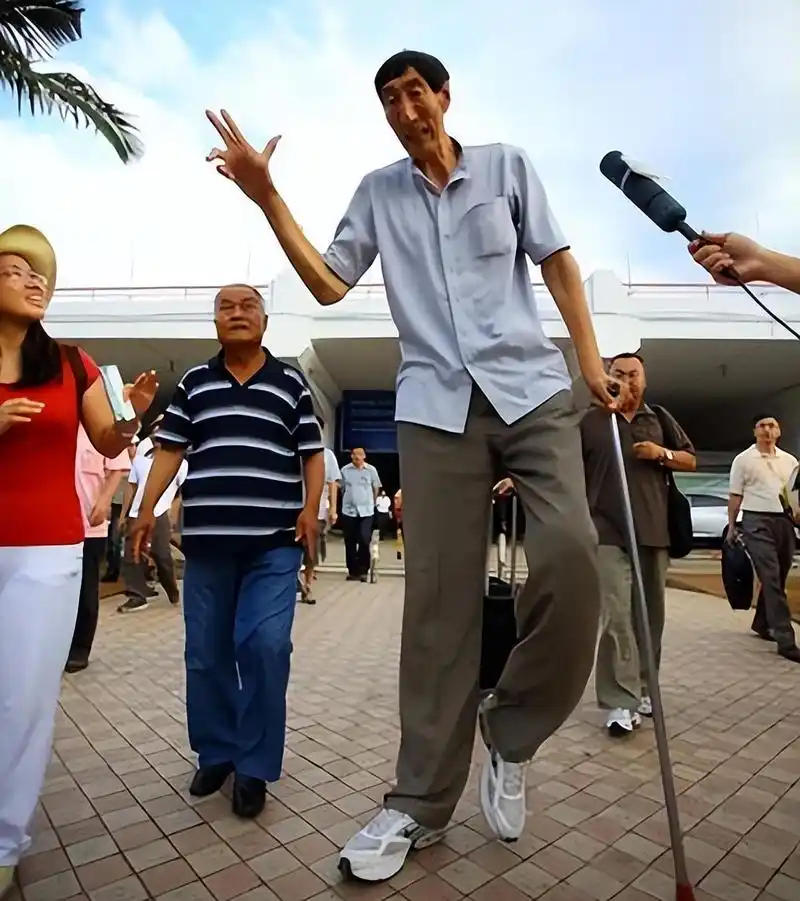 回顾中国"巨人"鲍喜顺,不听医生劝告执意生子,现在儿子身高多少?