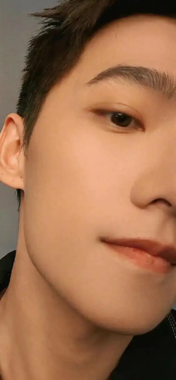 有杨洋粉丝专门把杨洋的下颌线截出来放大做壁纸,一点开看起来好吓人.