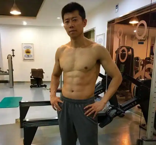 43岁影帝夏雨一身肌肉,腹肌明显,你觉得他身材如何?