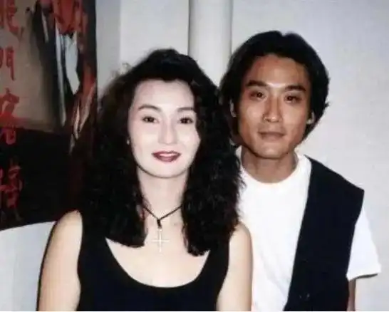 摆地摊认识老婆,为爱与张曼玉"绝交",结婚 37 年恩爱如初