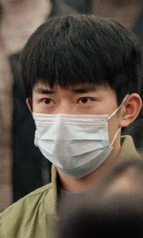 易烊千玺《中国医生》剧照 一眼望见杨小羊,眼神好抓人!