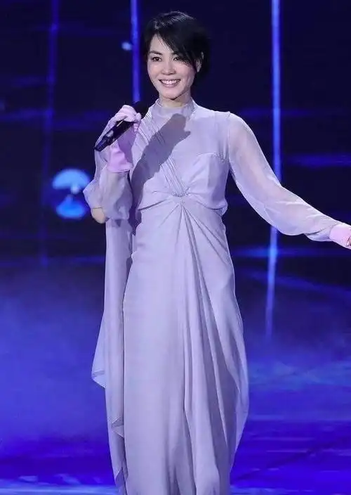 49岁王菲素颜近照曝光,一脸皱纹老态尽显,又因不拘小节遭骂惨!