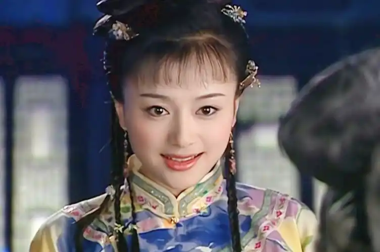 年轻时的秦岚一脸惊讶地登上了4座宝座,但就像今年年过40的她一样,在