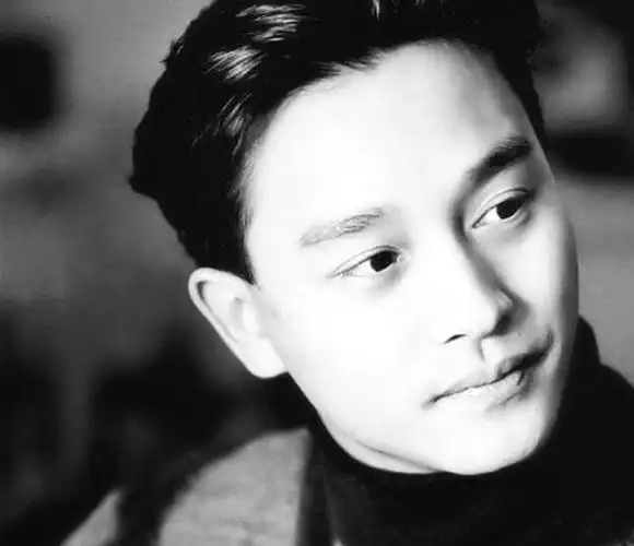 张国荣,中分算是哥哥最常见的一个发型了,无论是什么时候再看张国荣