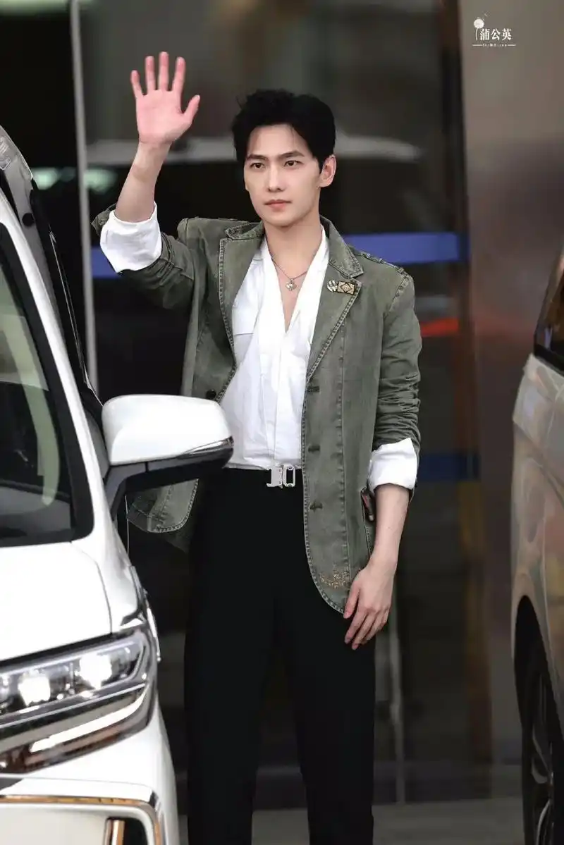 杨洋脸在江山在综艺里性格也好,希望他演技早日精进