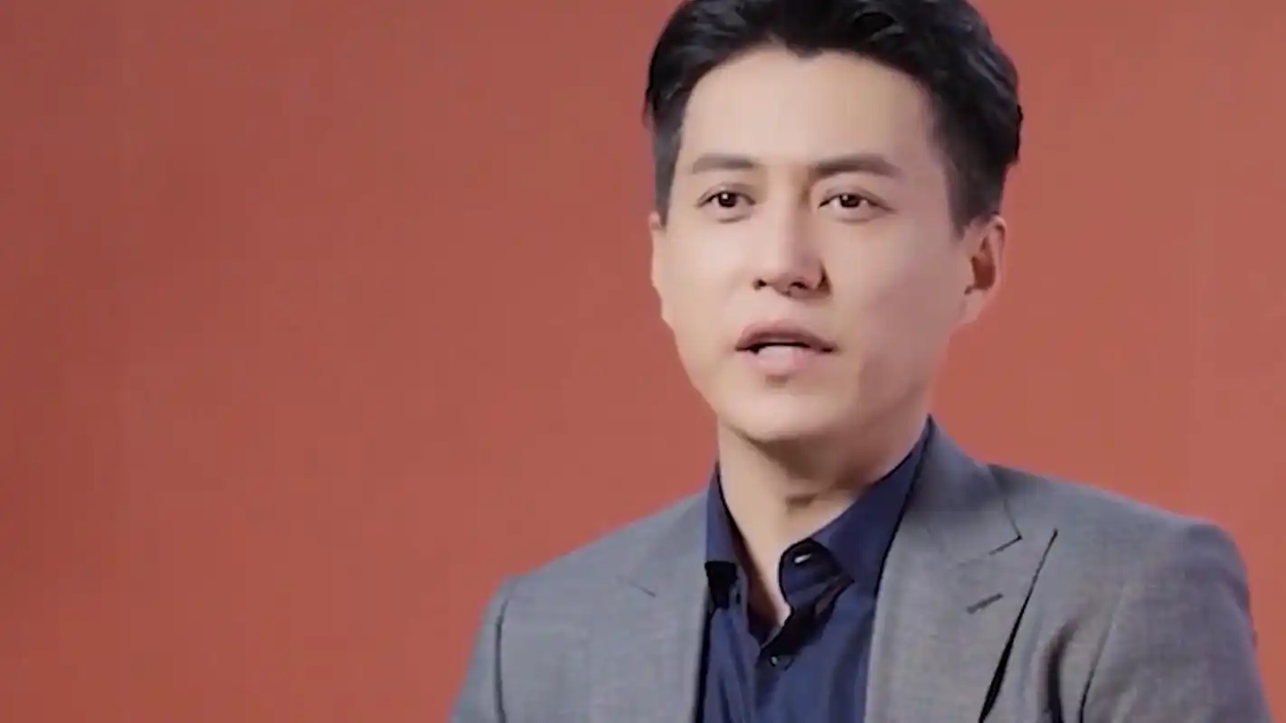 靳东拿拐杖戳王鸥臀部引热议,得知背后原因,网友:错怪靳东了