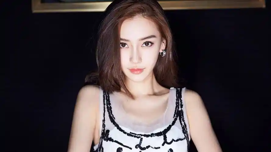 杨颖白色高定裙惊艳亮相,网友热议:鼻姐要重返内娱了?_美貌_事业_照片