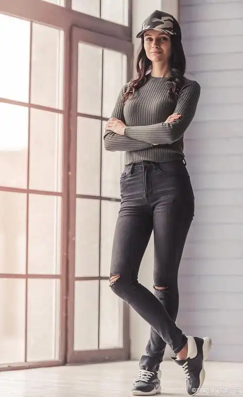 在搭配鞋子时,黑色牛仔裤的百搭特性使得选择范围极为广泛.