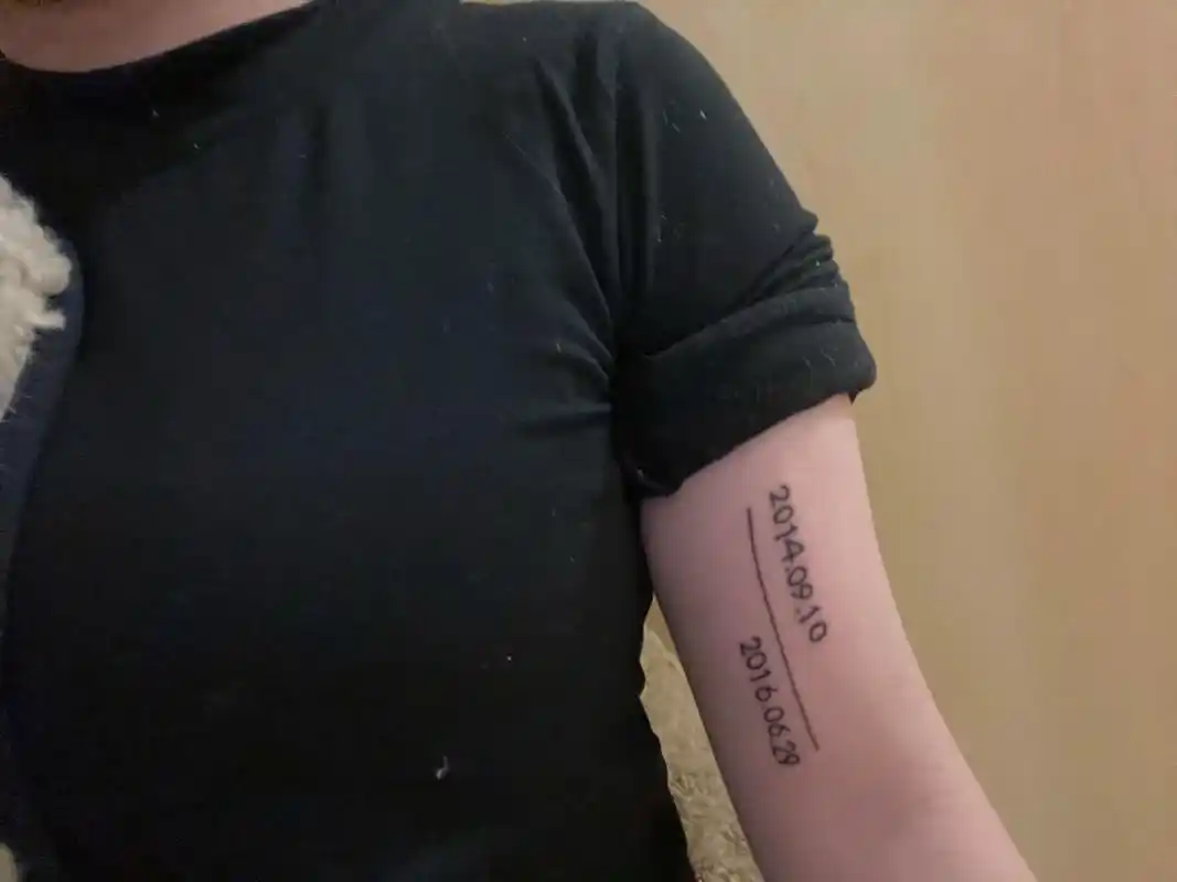 在离心脏最近的位置留下了一个有意义的纹身.