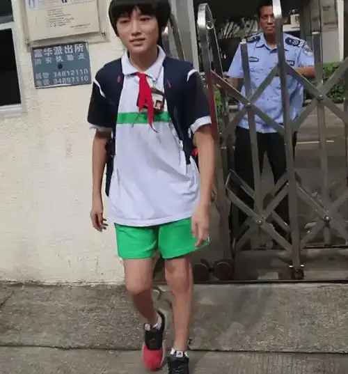 宋亚轩晒课本笔记老师对他点评不一般在校并没被特殊照顾