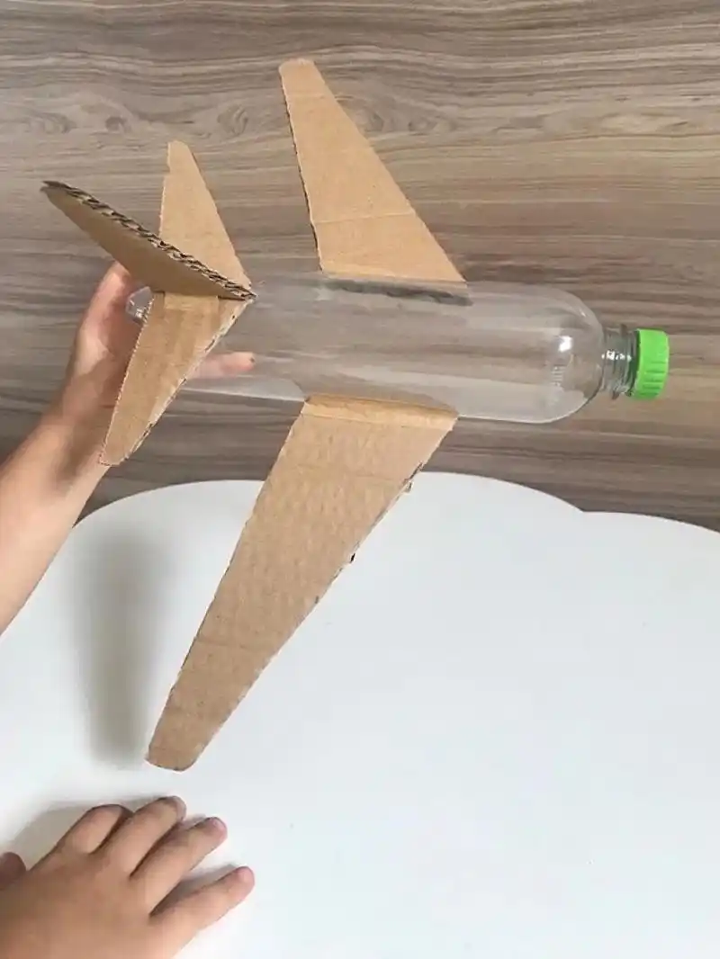 矿泉水瓶大变身～小飞机来咯～#手工diy #制作过程 #亲子 - 抖音