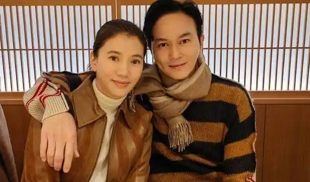 结婚21周年,张智霖袁咏仪晒照庆祝,网友赞叹不已_夫妻_爱情_皮肤