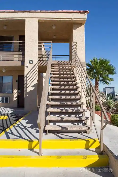 带有钢扶手的室外混凝土楼梯