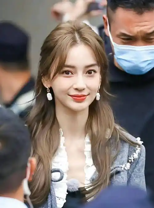 刘亦菲刚换了发色,"神仙姐姐"气质又回来了,高级洋气