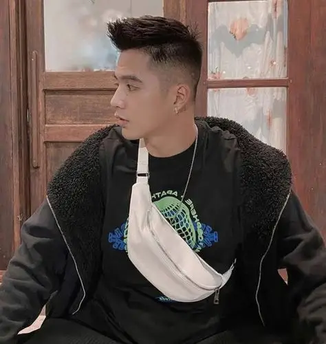 两边剃光的铲青发型 夏天男生清爽利落发型推荐