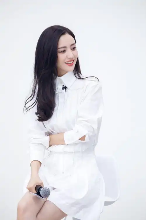 佟丽娅一字带高跟鞋