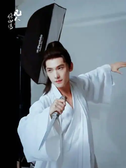 杨洋,古装,白衣,高马尾,反手握刀,谁懂这个含金量啊