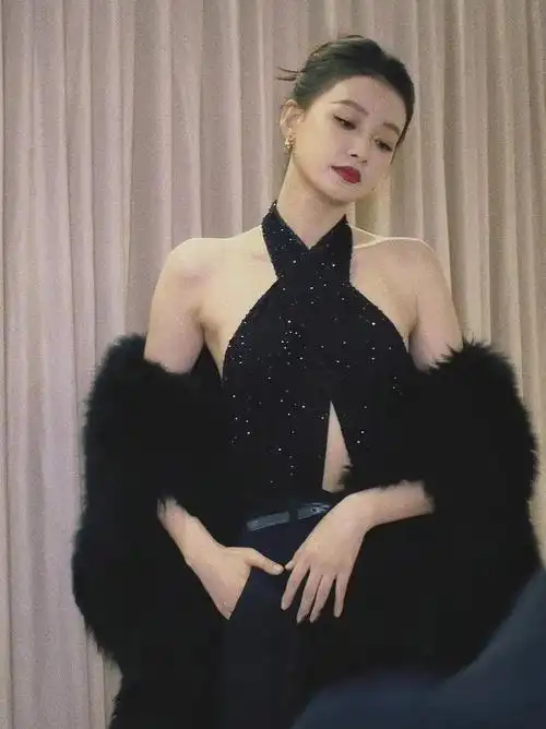 孙怡身着黑色披肩礼服温柔美艳楚楚动人
