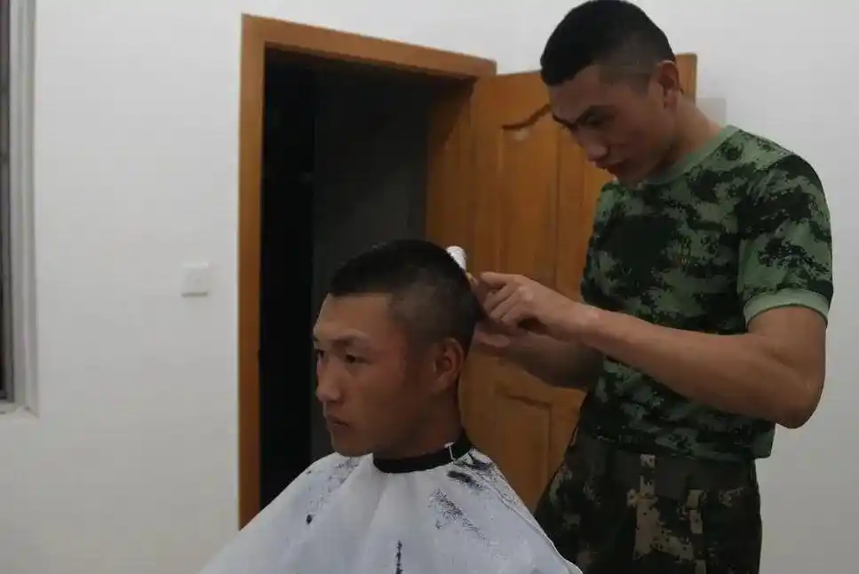 深受年轻官兵喜爱刚健而不失稳重层次分明这种发型渐变自然3毫米修