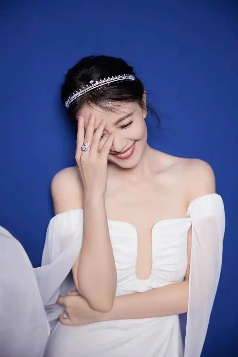 高圆圆身穿白色抹胸礼服搭配钻石冠冕 贵气优雅! - 抖音