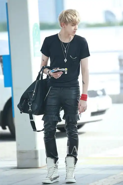 天生大长腿,穿衣好任性!吴亦凡堆叠的潮搭你懂不懂