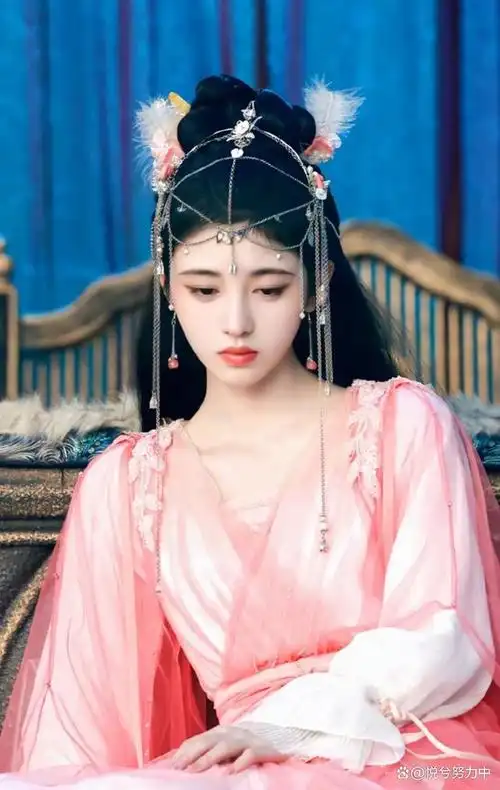 花戎:好多人吐槽鞠婧祎的半永久头饰,而剧中造型是由人物设定的