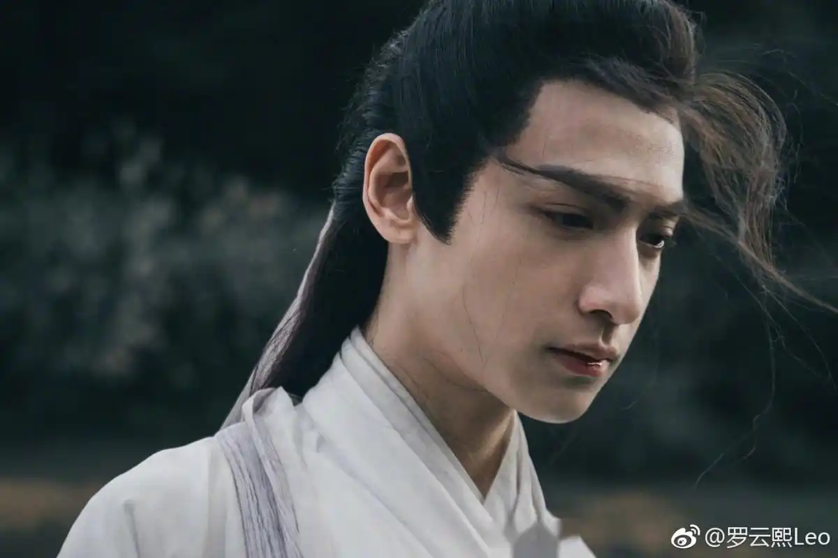 西风不解意,吹落抱香枝.