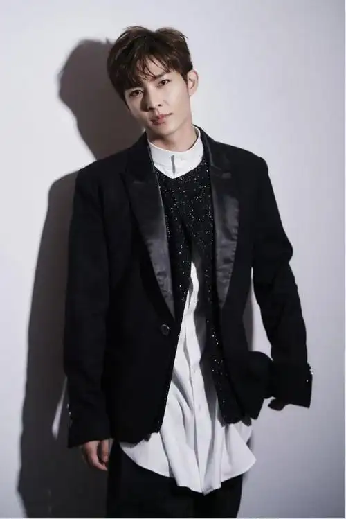 炎亚纶真是太绅士,穿蓝色西装气质清新,颜值不输小鲜肉