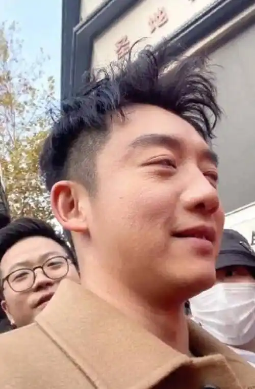 郑恺满脸皱纹显沧桑,看见明星的真实模样,你还会喜欢他们吗?