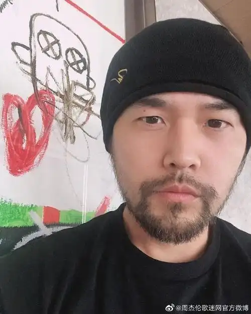 周杰伦晒最新自拍胡子浓密 造型大改走硬汉路线