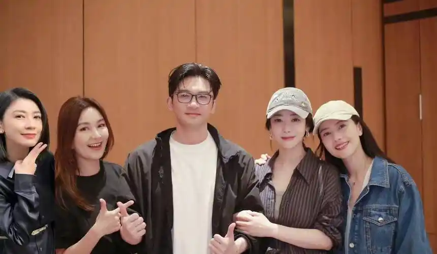 苏有朋演唱会:贾静雯被p图暖心回应,合作演员相聚,满满回忆