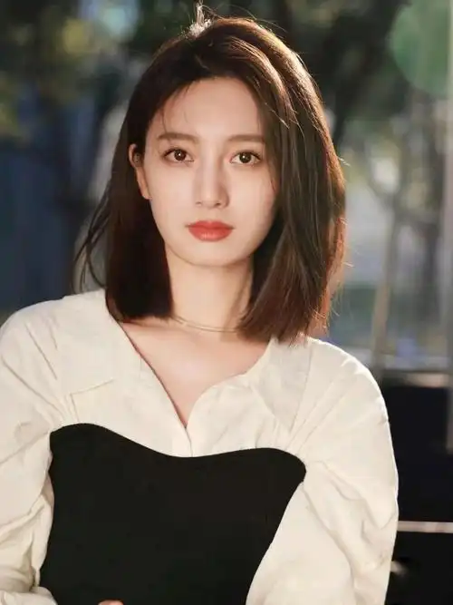 网红烫发   #减龄穿搭  #奶茶色   #好打理的发型  齐肩短发真的非常