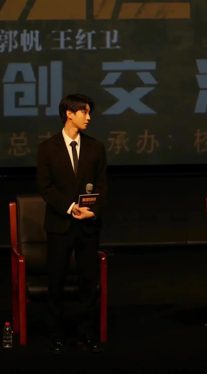 毕业生王俊凯带着作品回母校校