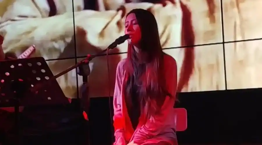 乐游记乐队主唱乔安妮翻唱《一生所爱》,人美歌美听一遍就爱上了