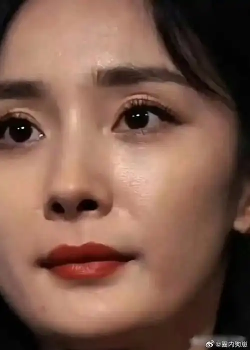 44岁的秦岚和37岁的杨幂的近距离自拍照片,她们的颜值和气质真是保养