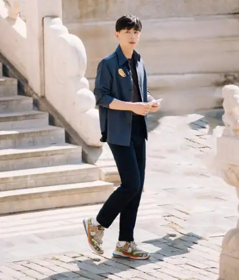 邓伦的身高突出也就算了,身材比例还是那么的完美,穿衣有型的他简直就