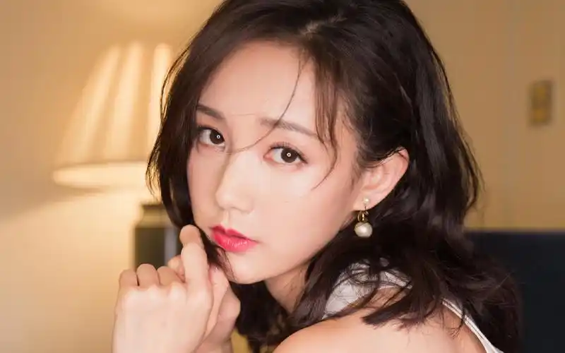 李一桐妩媚动人写真图片桌面壁纸