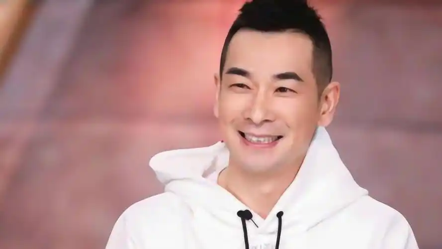 武打明星赵文卓寸头减龄,黑白配运动装清爽吸睛,不像年近半百