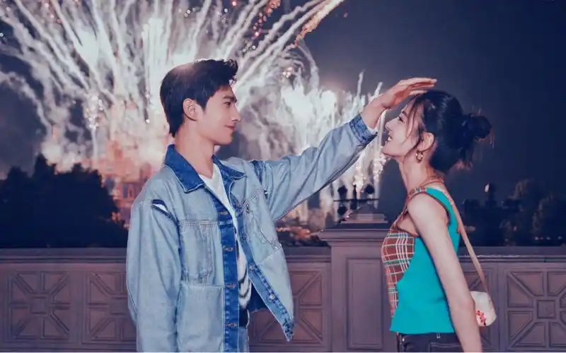 洋迪热情洋溢我的cp七夕撑着一把伞在迪士尼看烟花