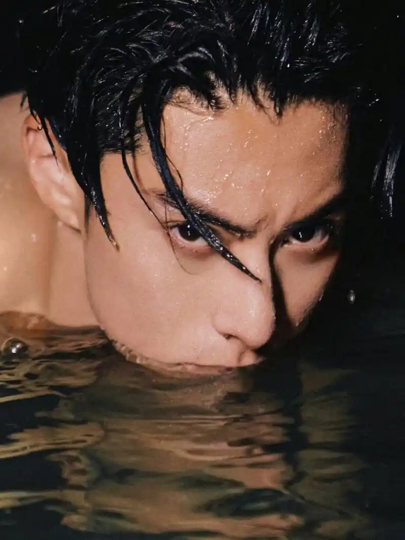 王鹤棣的腹肌照也太好看了吧 #王鹤棣# #苍兰诀# #腹肌