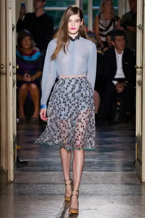 透明花窗般的小碎花元素运用