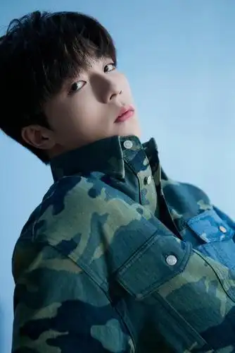 陈立农蓝色调帅气写真