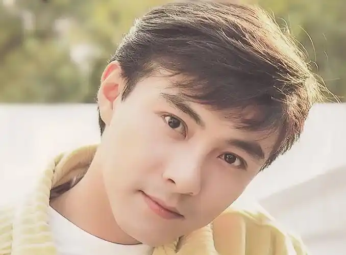 56岁张卫健近况曝光,戴标志性毛线帽打扮朴素,魅力不减当年