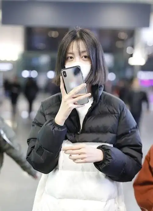 明星时尚穿搭小诀窍看李溪芮的机场搭配学习时髦私服搭配技巧